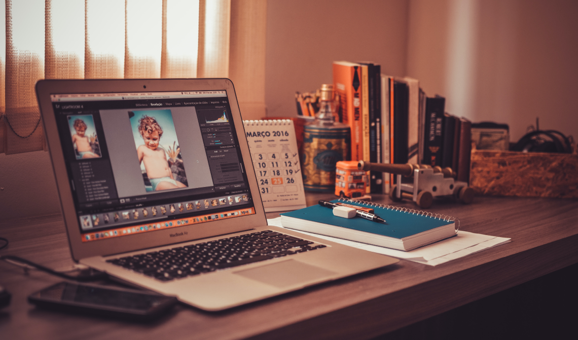 Arbeitslaptop auf Schreibtisch