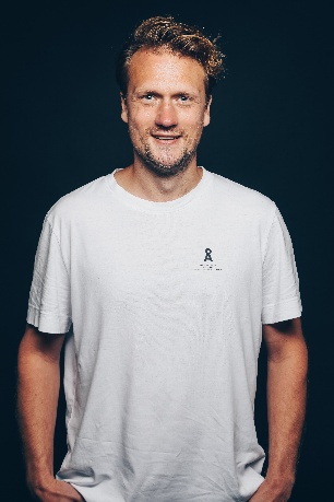 Ein Bild, das Kleidung, Person, Menschliches Gesicht, Sportshirt enthält.
KI-generierte Inhalte können fehlerhaft sein.